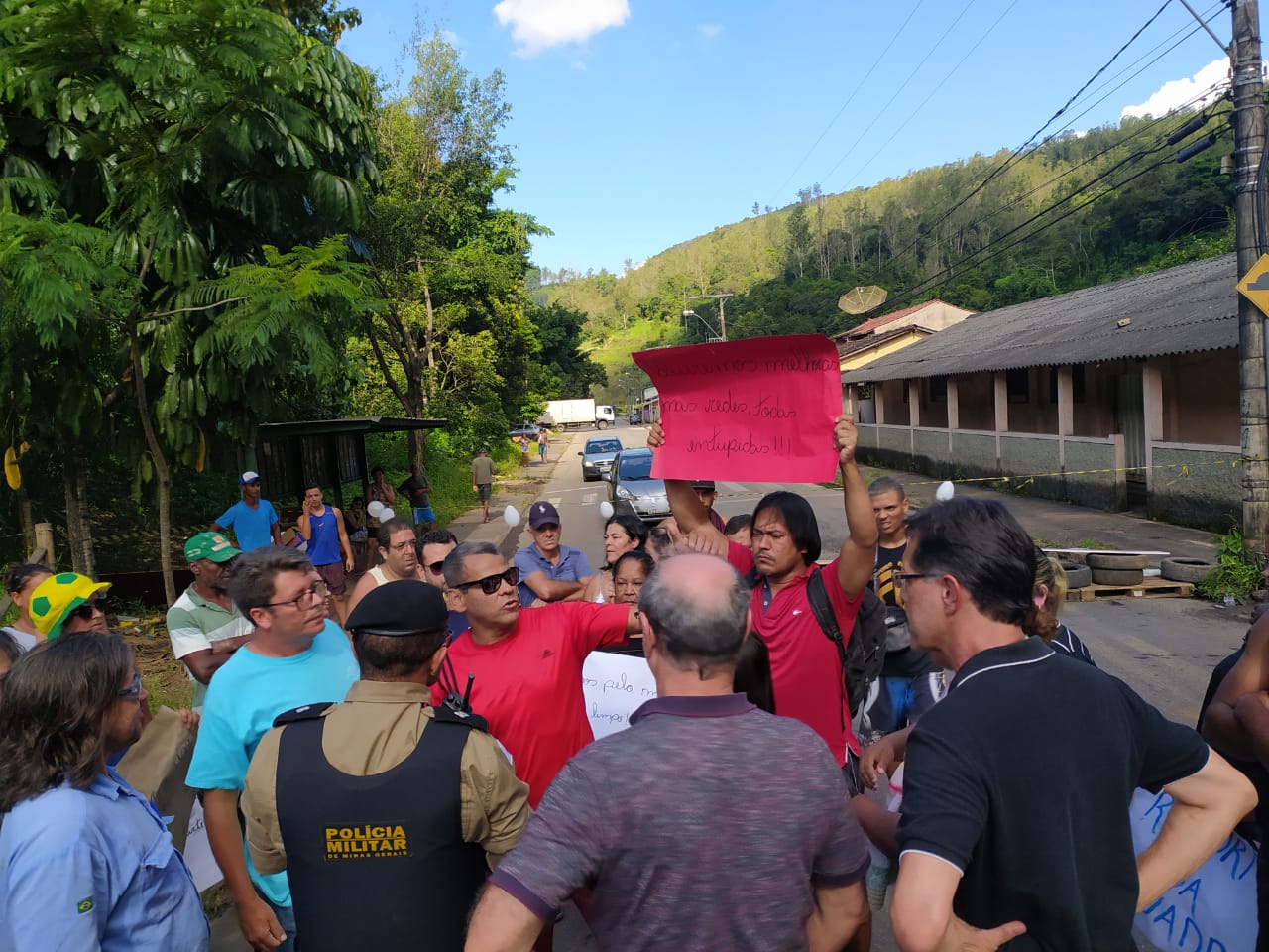 moradores-fecham-avenida-em-protesto-contra-a-prefeitura-em-monlevade (1)