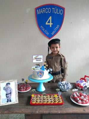 Vestido de policial, menino celebrou 4 anos. Visita dos militares surpreendeu a criança