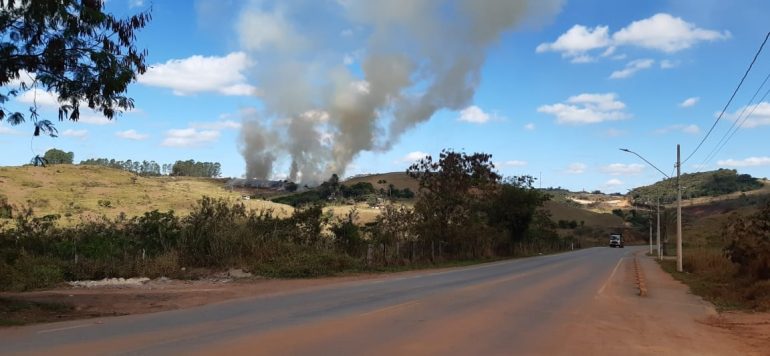 bombeiros-sao-acionados-para-conter-incendio-em-loteamento