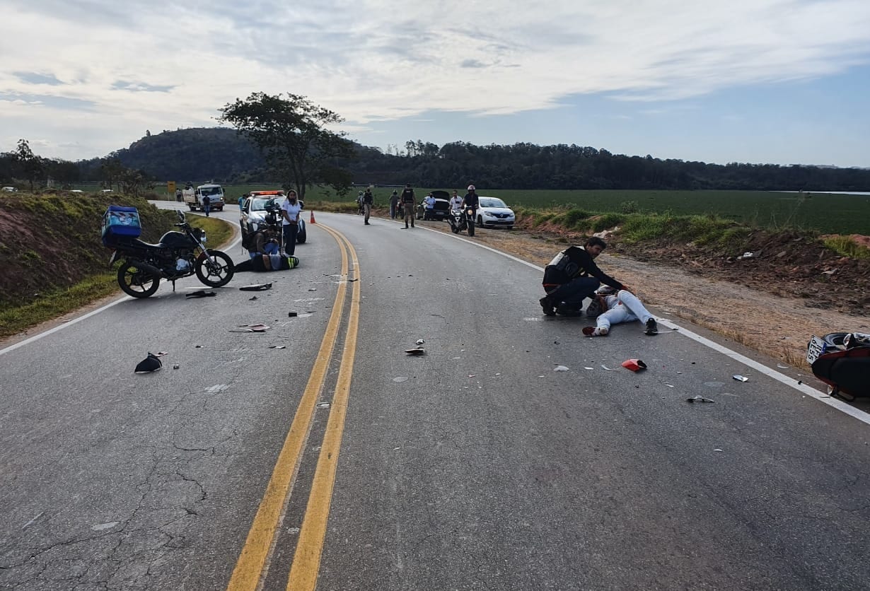 Duas Pessoas Ficam Gravemente Feridas Em Colis O Frontal Entre Motocicletas