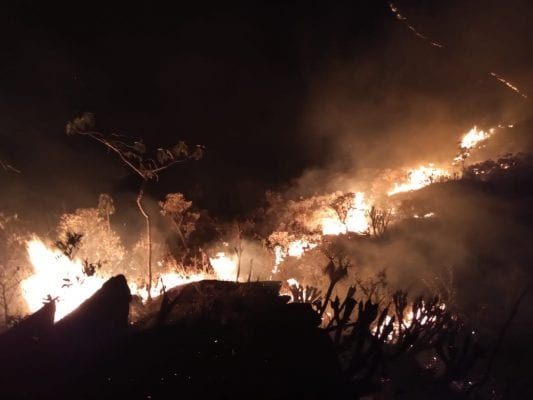 Incêndio na Serra do Cipó avança ainda sem controle