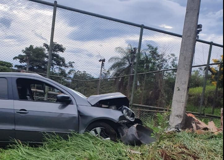 Carro perde o controle e bate em transformador da Cemig