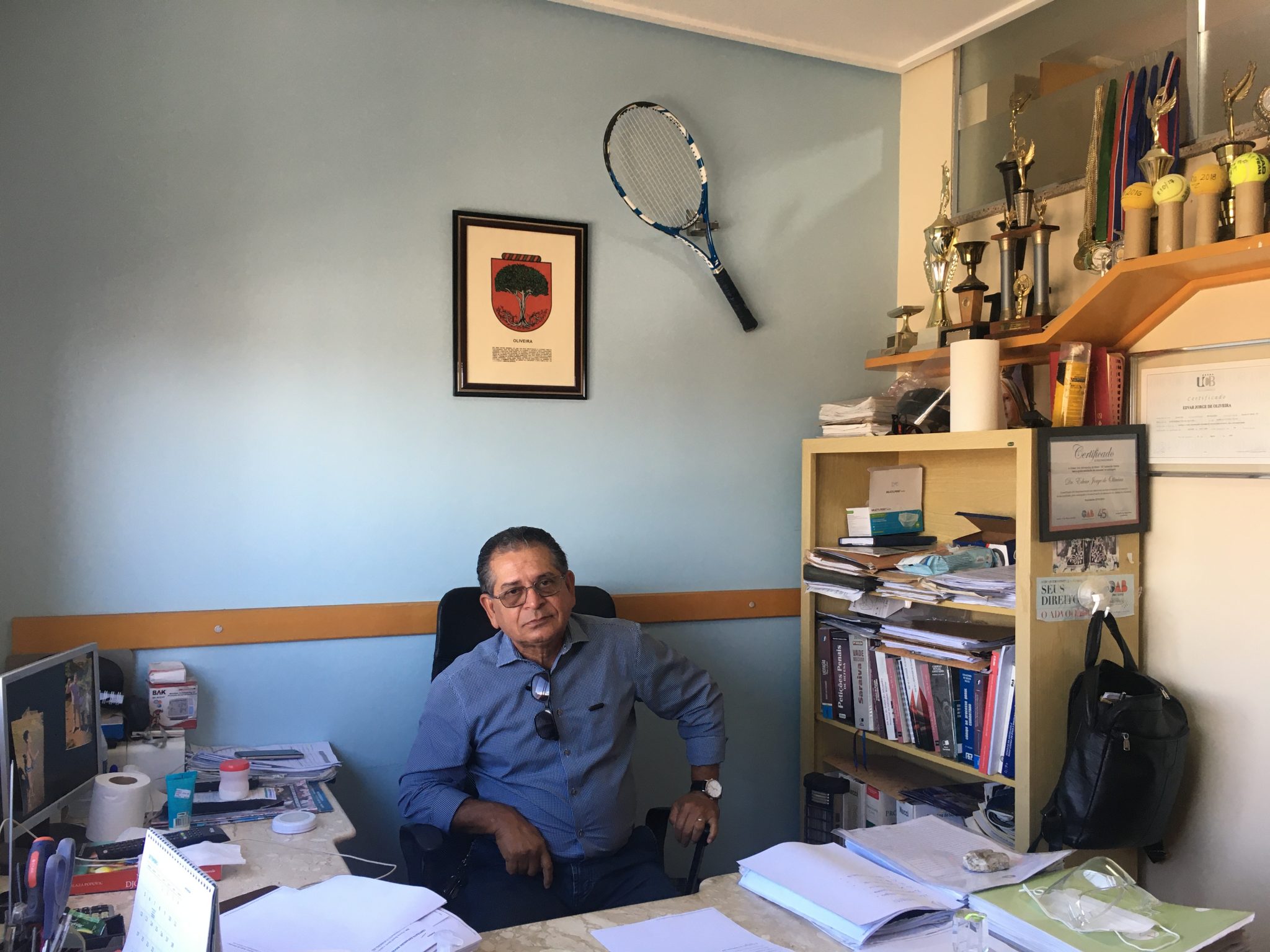 Entre o trabalho e o hobbie, Edvar exibe o apreço pelo tênis no escritório