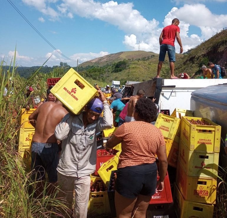 Caminh O De Cerveja Tomba Na Br E Populares Saqueiam Carga