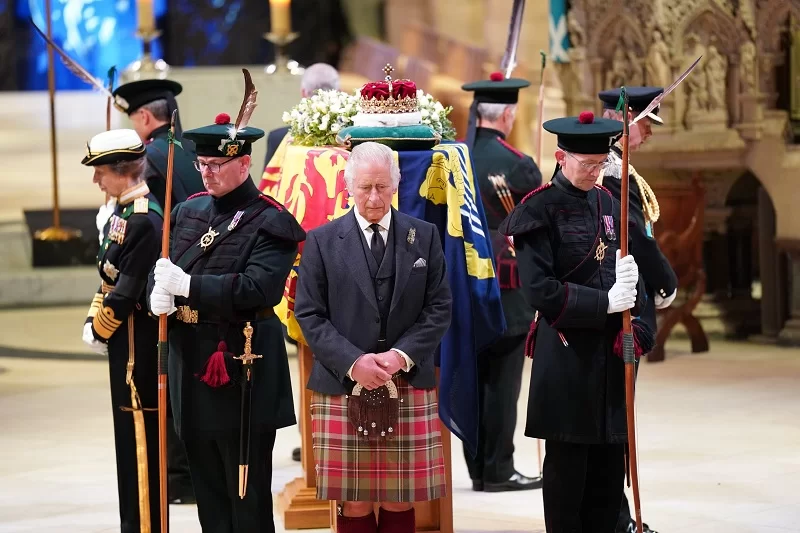 Caixão corpo de Elizabeth II chega ao Palácio de Buckingham