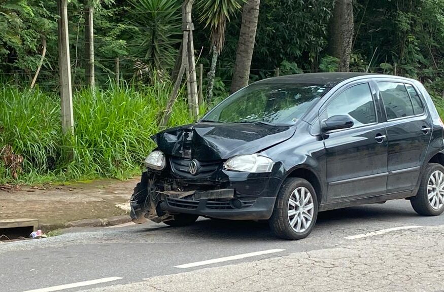 Carro Bate Na Traseira De Caminh O Na Avenida Carlos Drummond De