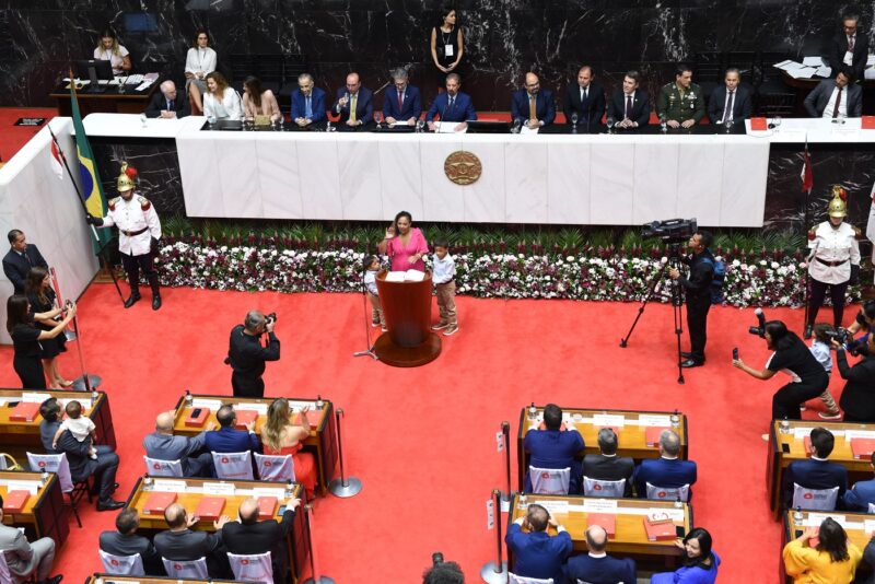 Deputados Estaduais Tomam Posse Na Almg E Nova Mesa Diretora Eleita