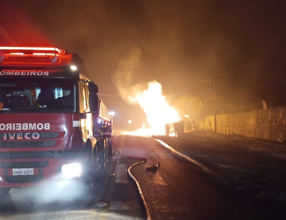 V Deo Caminh O Tanque Explode No Anel Rodovi Rio Mata Uma Pessoa E