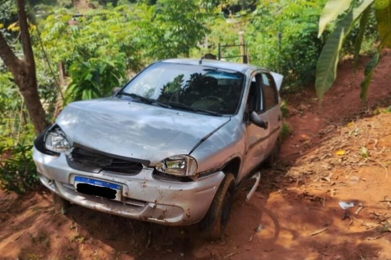 Idoso Perde Controle Da Dire O E Carro Despenca Em Quintal De Casa Na