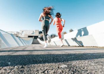 Um estudo conduzido recentemente na Universidade de Essex pelo Dr. Jason Moran e sua equipe revelou uma técnica mental que pode melhorar a velocidade em corridas. Os pesquisadores descobriram que alterar a forma como as instruções são dadas aos atletas, utilizando o conceito de “foco de atenção externo”, contribui para a melhoria do desempenho. O estudo incluiu jovens atletas em um experimento realizado no Reino Unido, com resultados observados quase imediatamente após aplicação.

O papel das instruções externas
O estudo destacou como frases focadas no ambiente externo, como “corra em direção a um alvo”, podem influenciar positivamente a performance dos corredores. Comparadas a instruções internas, que pedem para 