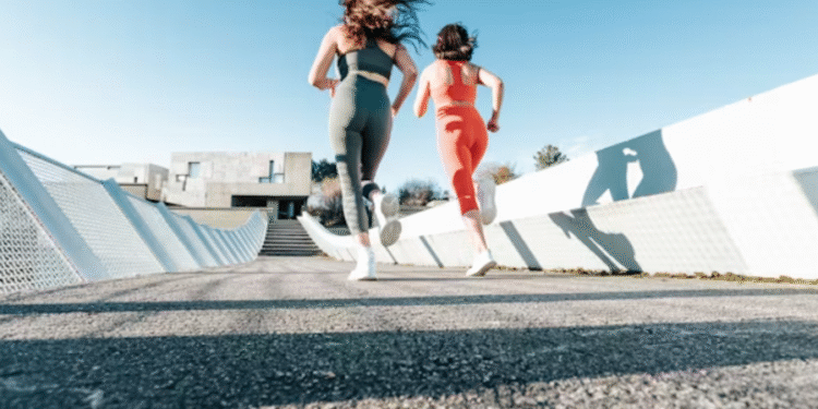 Um estudo conduzido recentemente na Universidade de Essex pelo Dr. Jason Moran e sua equipe revelou uma técnica mental que pode melhorar a velocidade em corridas. Os pesquisadores descobriram que alterar a forma como as instruções são dadas aos atletas, utilizando o conceito de “foco de atenção externo”, contribui para a melhoria do desempenho. O estudo incluiu jovens atletas em um experimento realizado no Reino Unido, com resultados observados quase imediatamente após aplicação.

O papel das instruções externas
O estudo destacou como frases focadas no ambiente externo, como “corra em direção a um alvo”, podem influenciar positivamente a performance dos corredores. Comparadas a instruções internas, que pedem para 