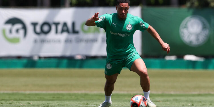 O jogador Vitor Roque, da SE Palmeiras, durante treinamento, na Academia de Futebol. (Foto: Cesar Greco/Palmeiras/by Canon)