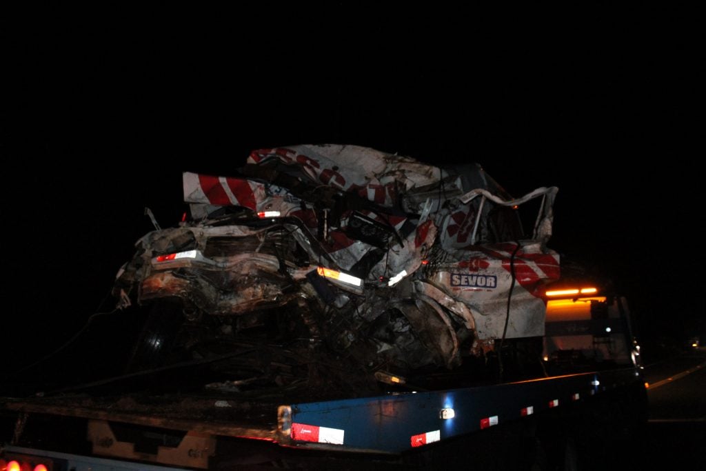 Carreta bate em ambulância e dois socorristas do Sevor morrem em Bela Vista de Minas