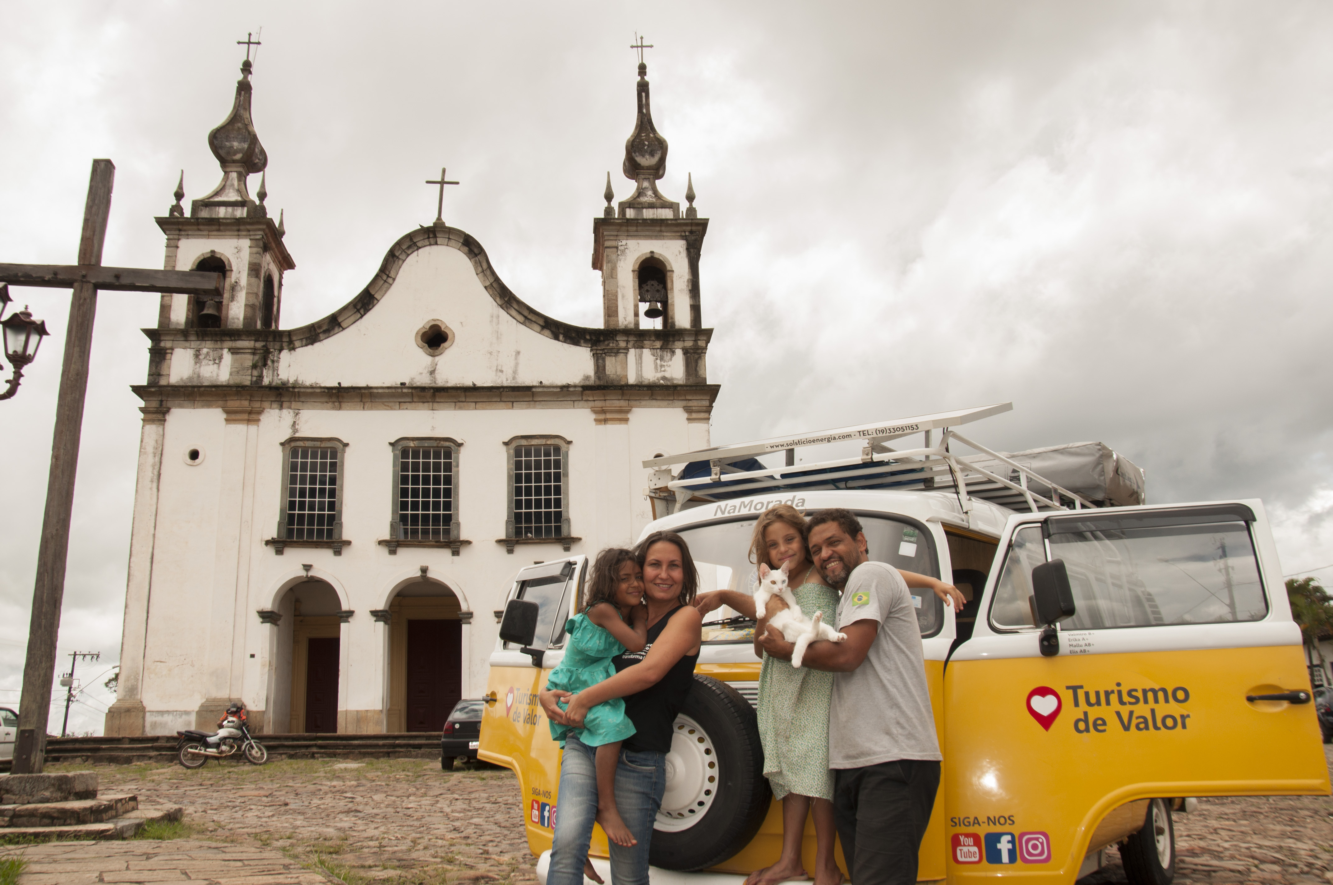 Família que roda o Brasil em uma Kombi visita Catas Altas