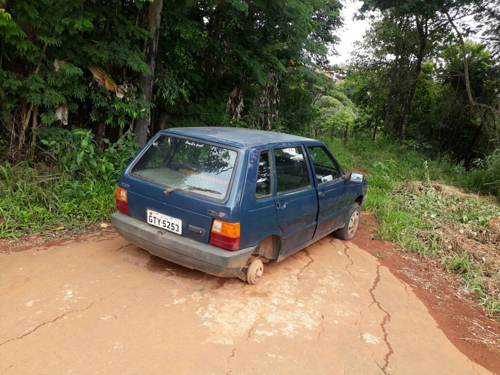 Carro roubado no HNSD é encontrado sem rodas e peças