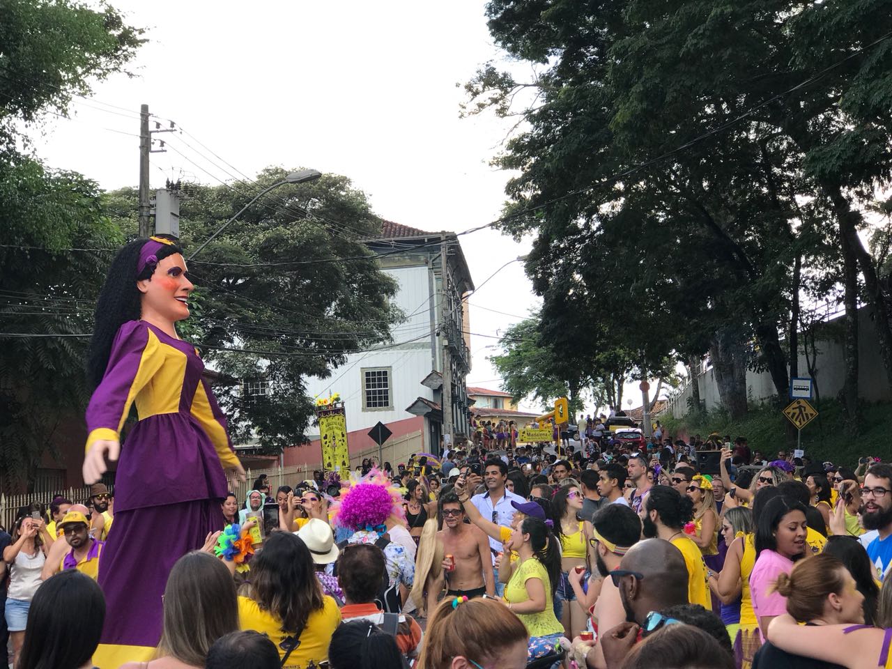 Bloco da Madalena atrai multidão ao bairro Pará, em Itabira