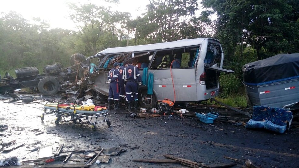 Treze pessoas morrem em grave acidente com diversos veículos no Norte de Minas