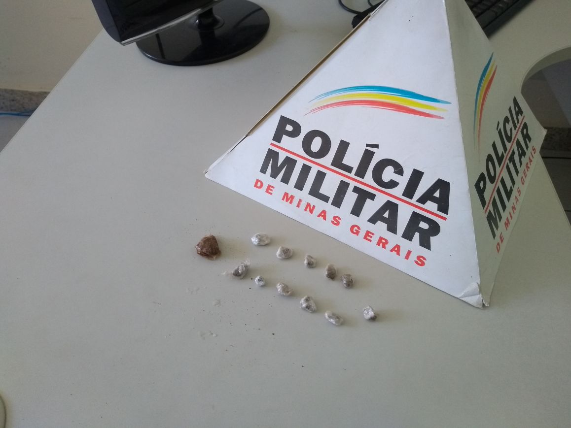 Polícia encontra pedras de crack e maconha em local conhecido como ponto de drogas