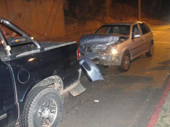 Acidente entre dois carros na avenida das Rosas