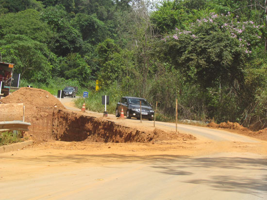 Afundamento em estradas exige atenção dos motoristas