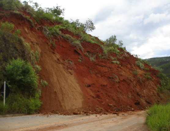 Deslizamento de terra interdita totalmente a estrada de Itabira a Nova Era