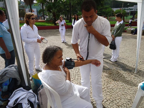 Dia do Enfermeiro é comemorado com medição de pressão em vários locais de Itabira