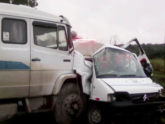 Batida entre carretas e ambulância deixa três mortos na 381