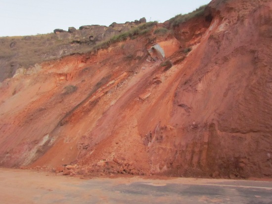 Rocha prestes a desmoronar interdita estrada que vai para Santa Maria