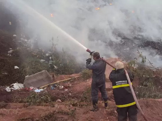 Bombeiros tentam controlar incêndio em lixão