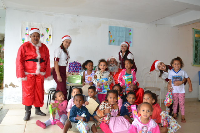 Campanha de Natal do Laboratório Duarte leva presentes e alegria para crianças e idosos