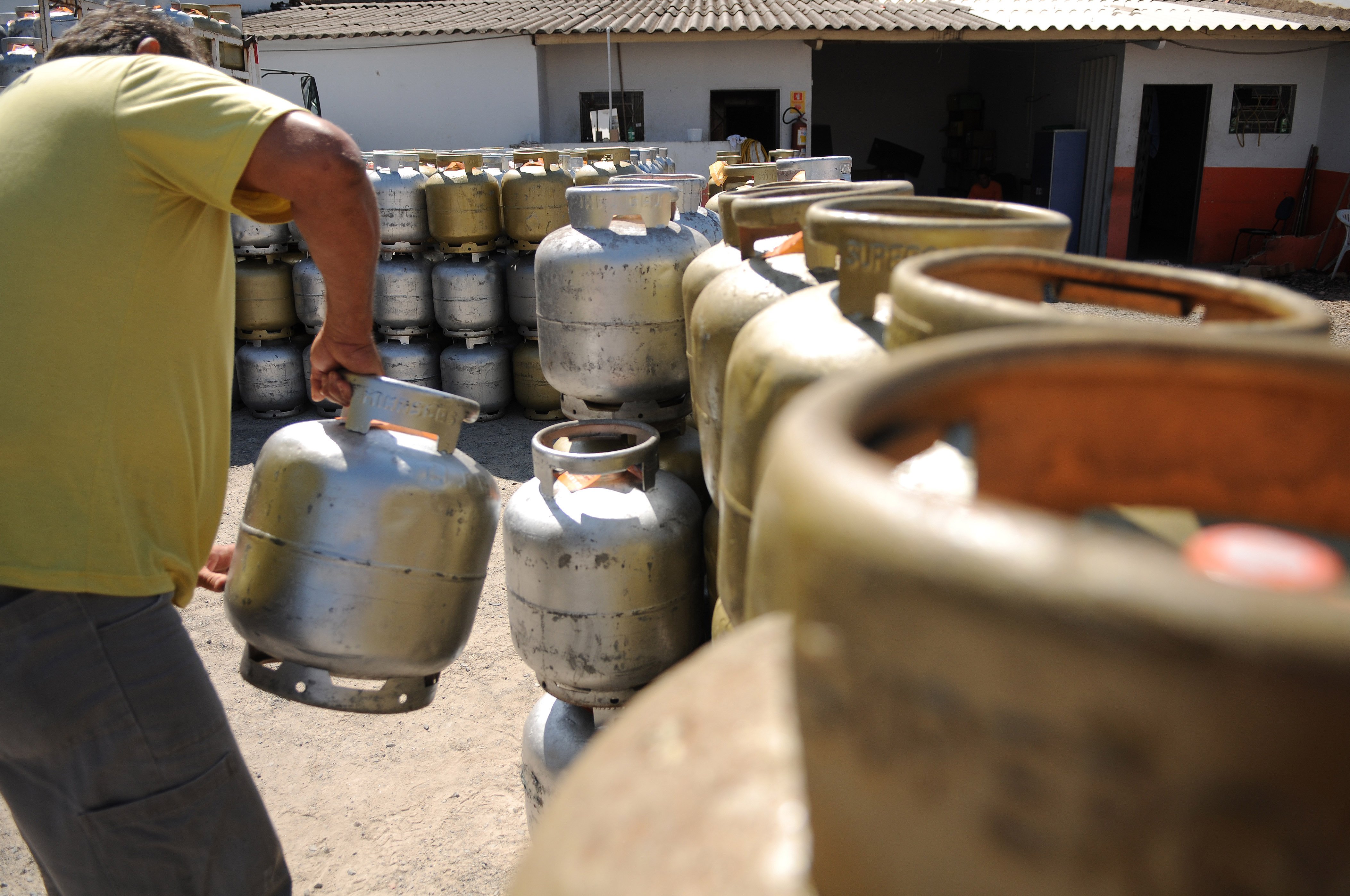 Preço do gás de cozinha cai 5% nas refinarias a partir desta sexta