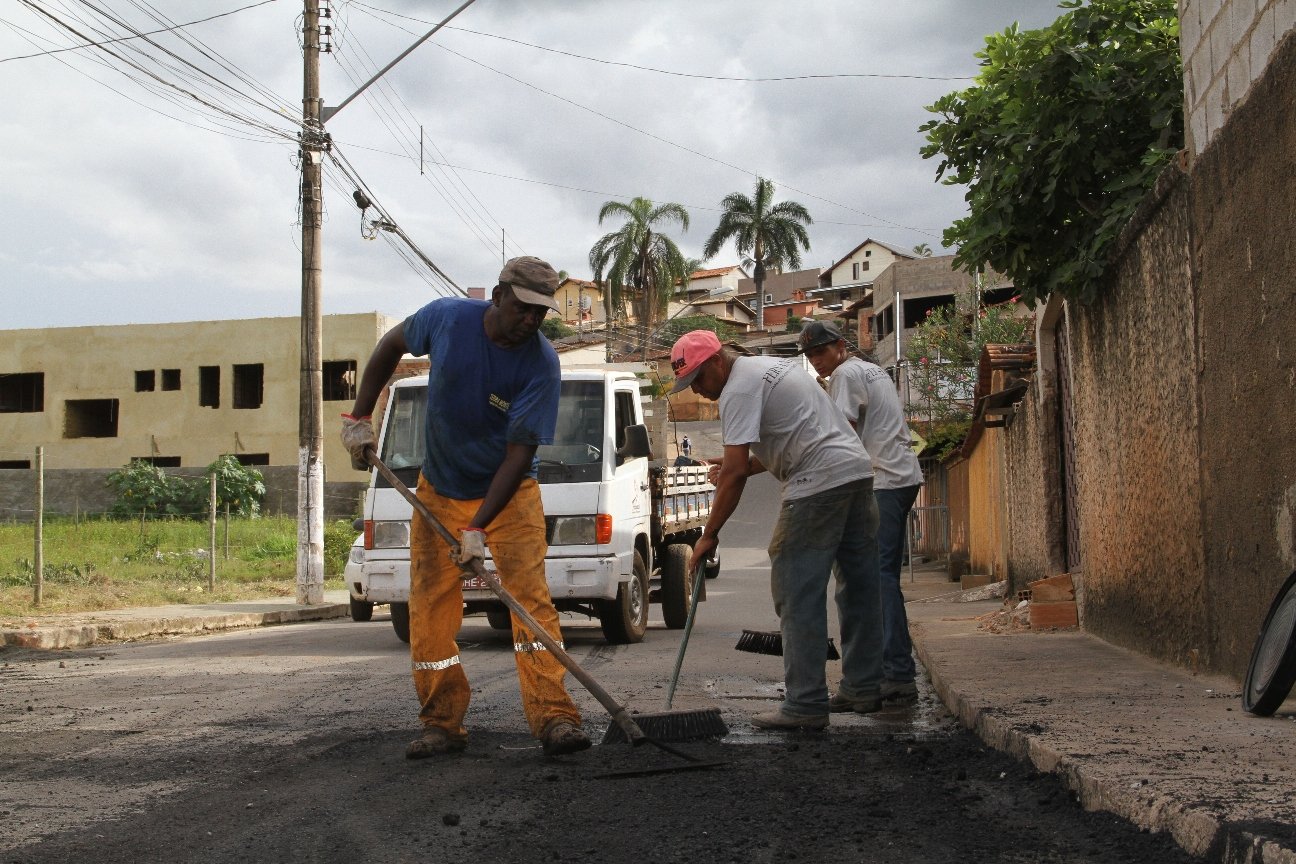 Ruas de Santa Bárbara recebem operação tapa-buracos