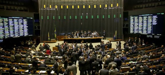 Câmara aprova decreto de intervenção no Rio; senadores votam medida nesta terça