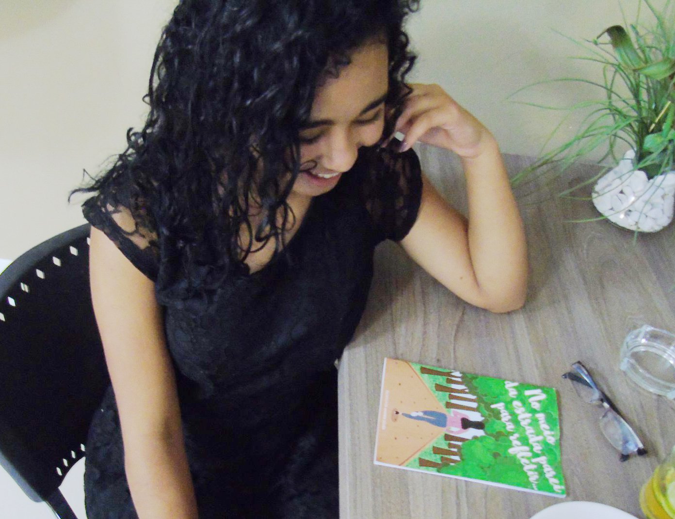 Com versos e reflexões, adolescente itabirana lança seu primeiro livro, aos 15 anos