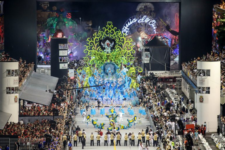 Primeira noite de carnaval de SP tem homenagem a samba, reggae e sertanejo