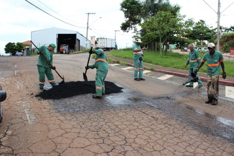 Prefeitura aproveita ‘trégua’ na chuva para tapar buracos em ruas de Itabira