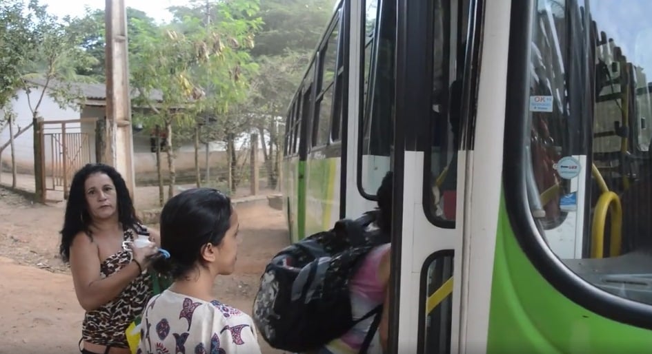 Moradores de comunidades rurais de Itabira andam vários quilômetros para pegar ônibus