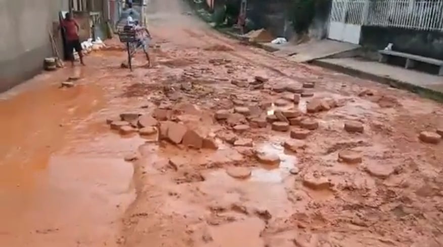 Lamaçal invade casas no Jardim das Oliveiras; moradores ateiam fogo em pneus e interditam rua