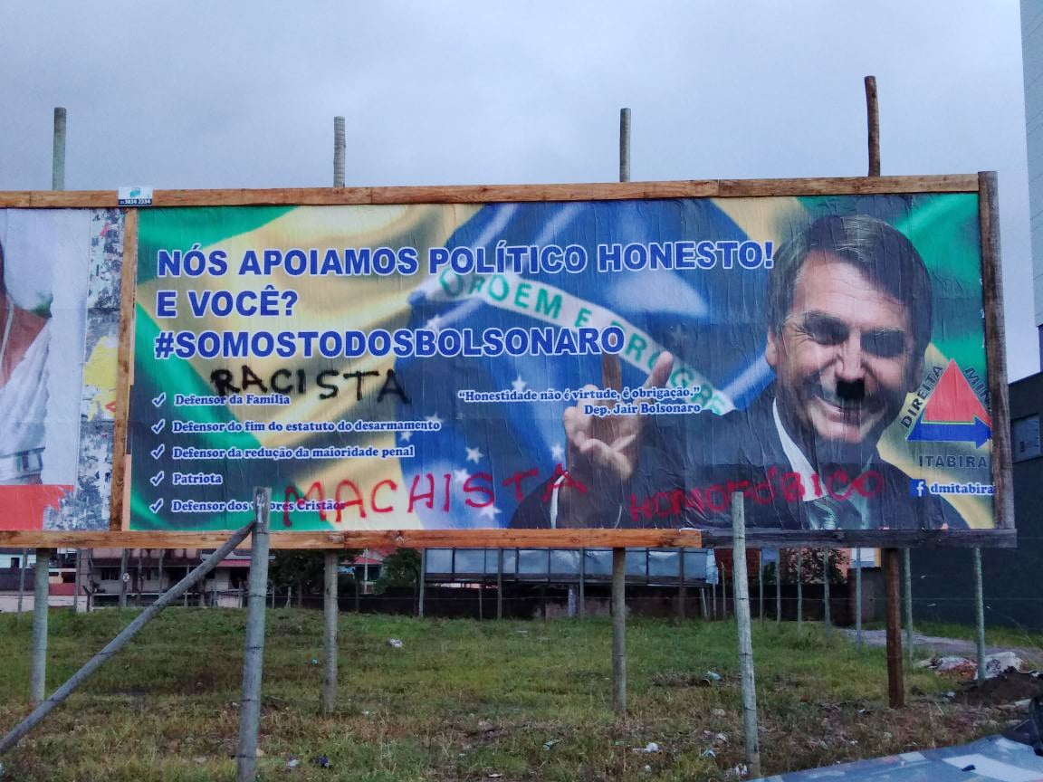 Outdoor de Bolsonaro aparece pichado na avenida Mauro Ribeiro