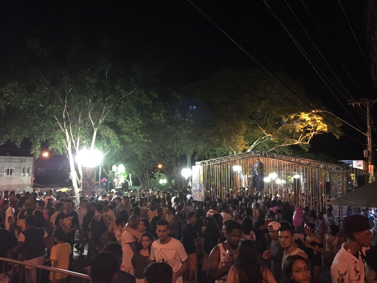 Primeira noite de Carnaval atrai bons públicos às praças do Pará e do Campestre