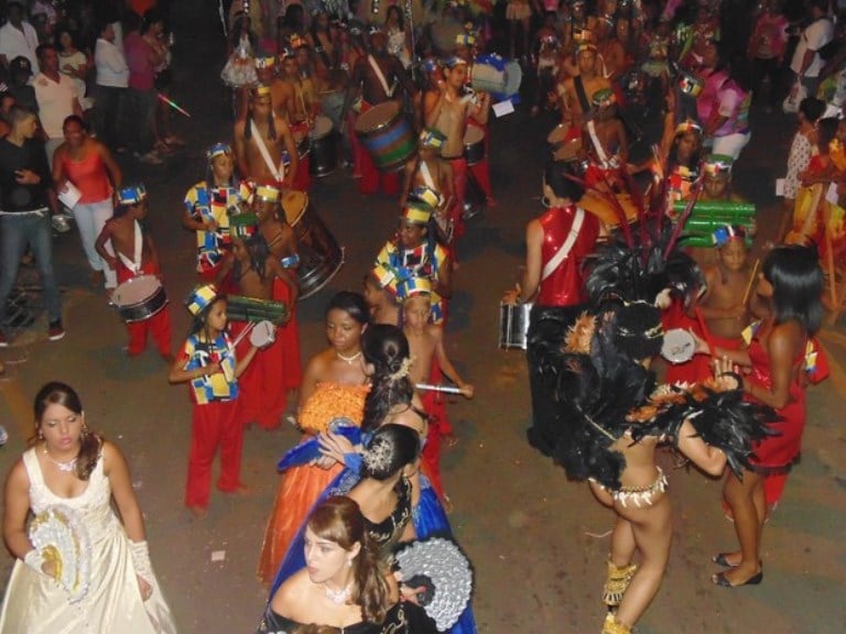 Guanhães não terá Carnaval oficial neste ano, mas escola de samba realiza dois dias de folia