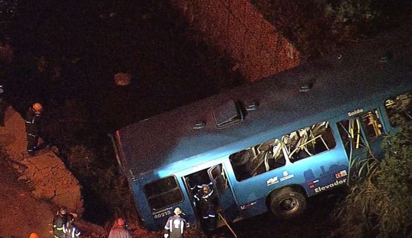 Feriado de Carnaval termina com tragédia envolvendo ônibus de passageiros em Belo Horizonte