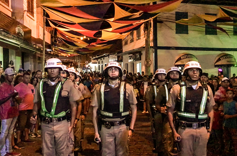 Segurança e folia: policiais marcam presença com ‘entrada triunfal’ no Carnaval de Conceição