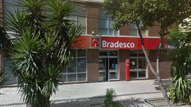 Policiais atiram por engano em vigilante de banco no Rio