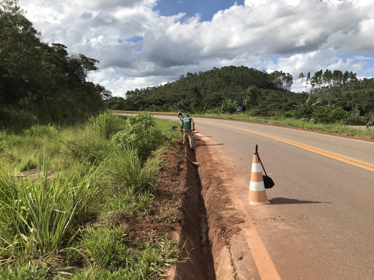 Prefeitura de Catas Altas faz limpeza em trecho com incidência de acidentes na MG-129