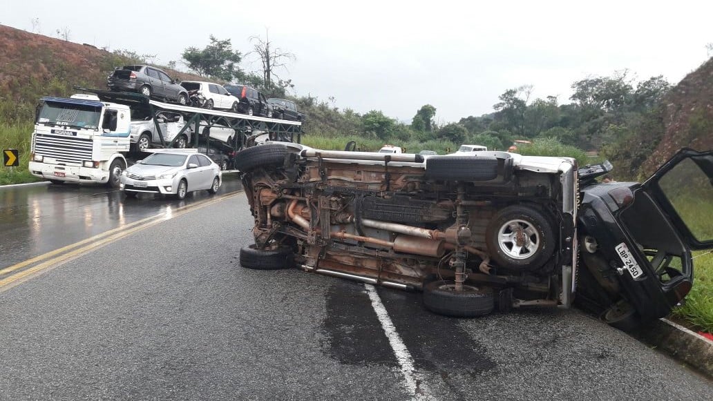 Acidente e chuva forte complicam trânsito na BR-381