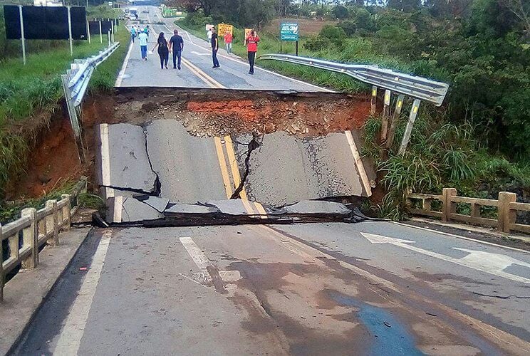 Após chuva forte, ponte cai e fecha BR-265