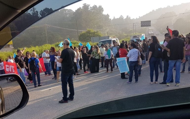 Professores em greve fazem manifestação na BR-381