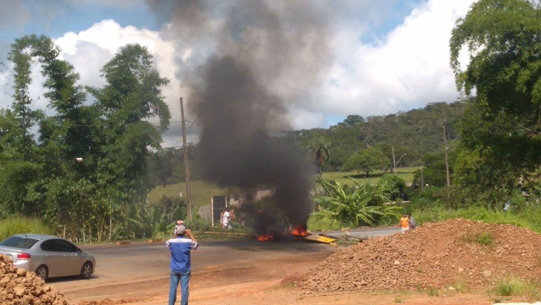 Moradores do Chapada voltam a interditar rodovia por causa da falta de água