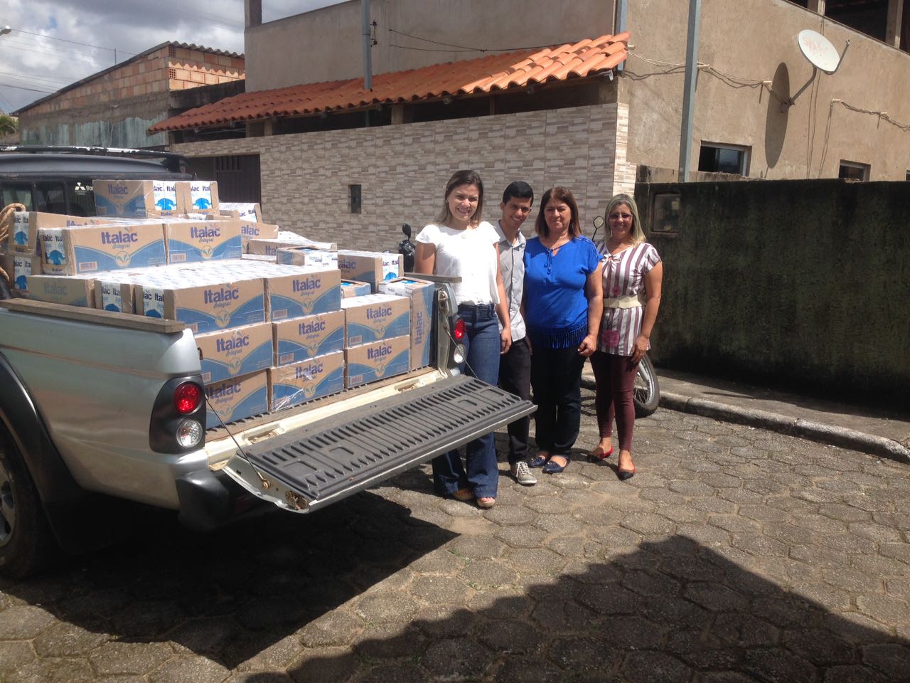 Organização do Itabira Festival entrega caixas de leite a entidades itabiranas